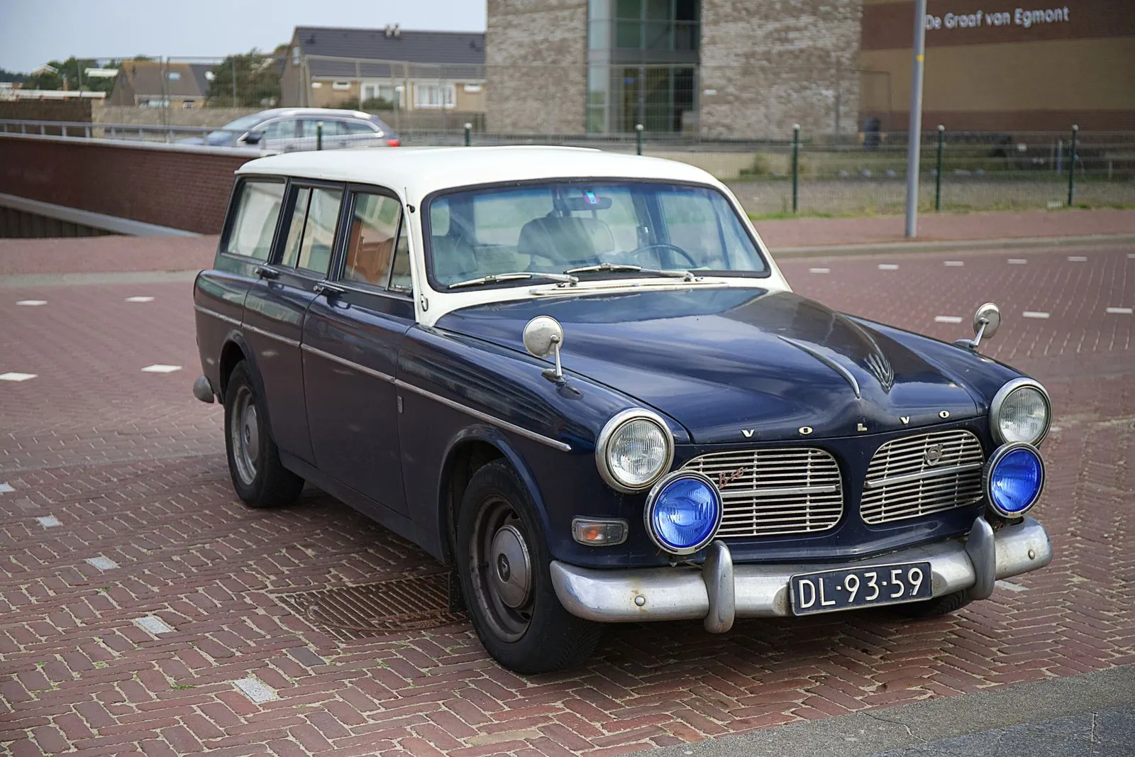 Volvo 1800ES break de chasse suédois gris, profil trois quarts avant sur route de campagne ensoleillée