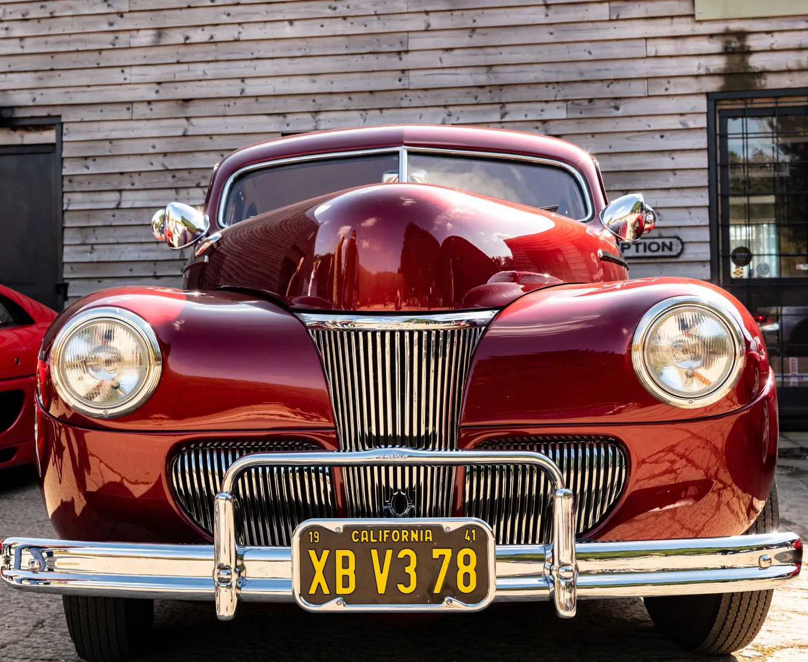 Ancienne voiture de plus de trente ans stationnée devant un centre de contrôle technique, ciel clair